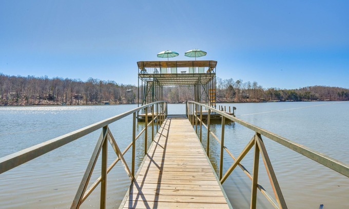 Seneca Casa | Lake Hartwell Retreat w/ 2-Tier Dock & Boat Slip!