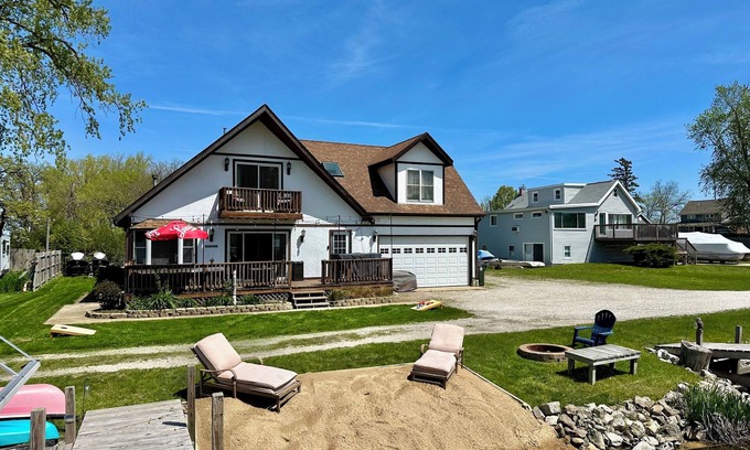 Solon Mills Casa | Lake House on Chain O’ Lakes. Antioch IL