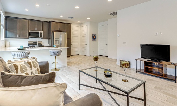 Pinal County Apartamento | Lake + Mtn Views: Modern Apache Junction Getaway