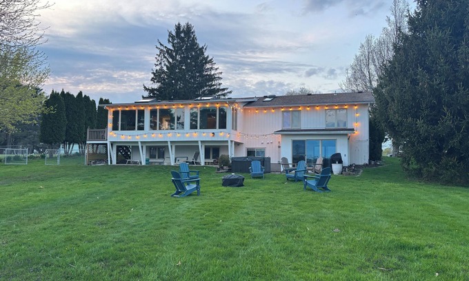 North Greece Casa | Lake Ontario's Family Retreat: Natural Peace and Modern Luxuries