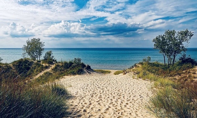 Miller Beach Casa | Lake Shore Beach House. Al otro lado del callejón de nuestra impresionante playa.