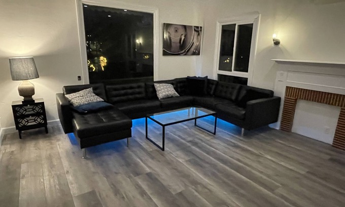 Downtown Los Angeles Cabaña | LAKE VIEW 3b/3.5b Central to DTLA/HOLLYWOOD. Famous Sunset Blvd 3 min walk.