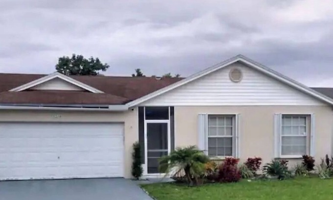 Pembroke Pines Casa | Lake View Home, just a few minutes away from the Hard Rock Guitar Hotel & Casino