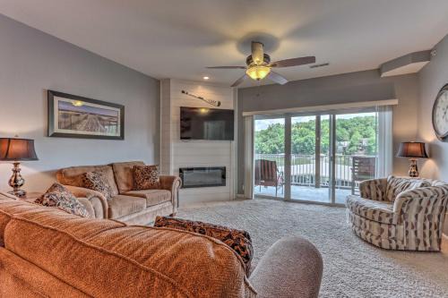 Camdenton Apartamento | Lake View, Pool Access Idyllic Camdenton Condo!