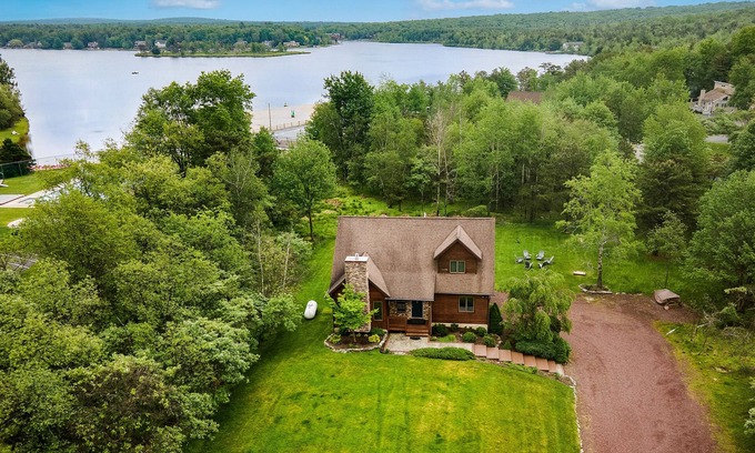 Albrightsville Casa | Lake View Retreat | AvantStay | Steps to the Beach, Yard, Deck Dining, Game Room