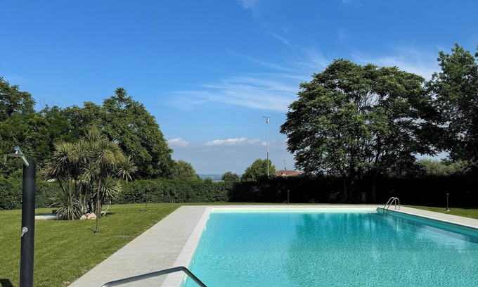 Soiano del Lago Apartamento | Lake view residence apartment with two swimming pools excellent location