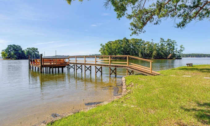 Camden Cabaña | Lake Wateree Retreat: Dock & Screened Porch!