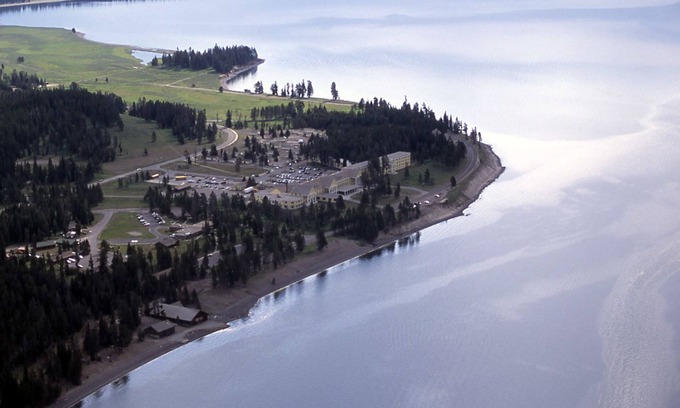 Yellowstone National Park Hotel | Lake Yellowstone Hotel & Cabins - Inside the Park