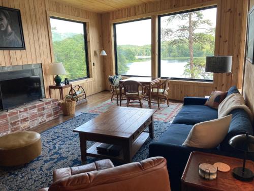 Samantha Casa | Lakefront 3BR Cabin Retreat