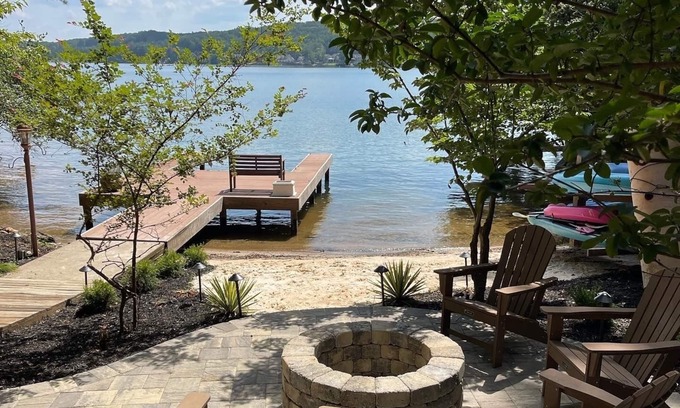 Waleska Casa | Lakefront 5 BR home nestled on a private cove 1 hr from downtown Atlanta, Ga.