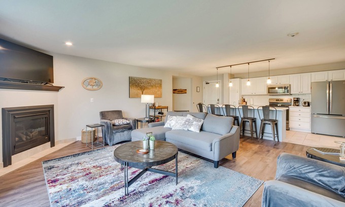 Birchwood Condominio | Lakefront Birchwood Condo w/ Pool & Hot Tub!