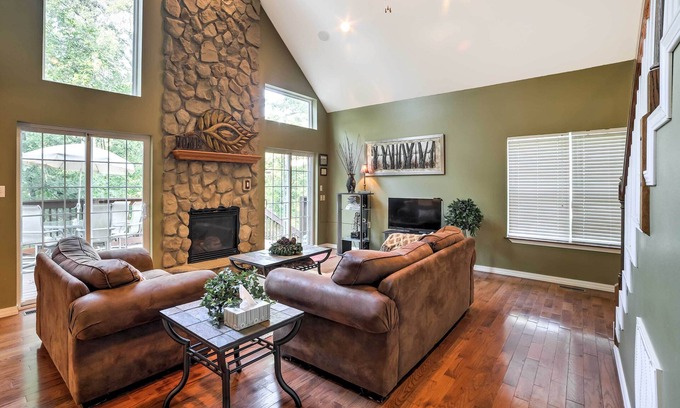 Blue Eye Cabaña | Lakefront Blue Eye Cottage con bañera de hidromasaje y pozo de fuego.