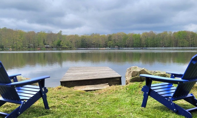 Bouvet Island Cabina | Lakefront Cabin with 2 Kayaks, Fireplace, Firepit, All season water views, Beach
