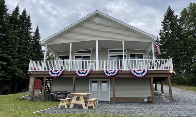 Eagle Lake Cabaña | Lakefront cottage with private beach, near trails