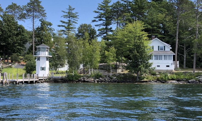 Laconia Cabaña | Lakefront Cottage con faro y muelle en el lago Winnipesaukee