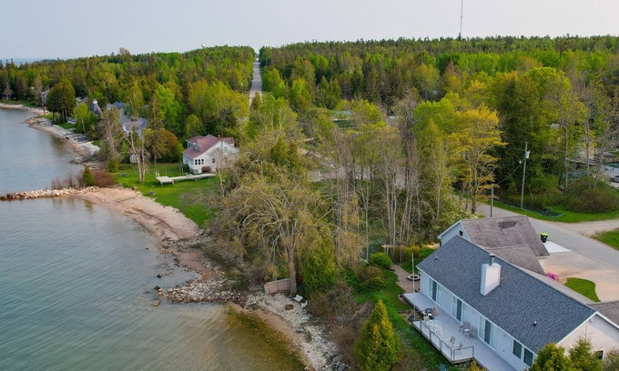 De Tour Village Casa | ¡NUEVO! Lakefront De Tour Village Home w / Deck & Grill