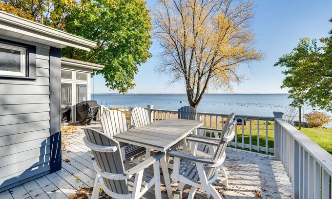 Lake Koshkonong Cabaña | Lakefront Edgerton Cottage w/ Deck & Grill!