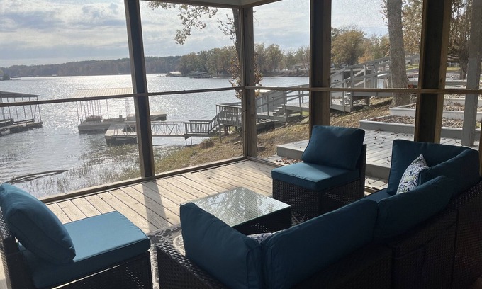 Marion Casa | Lakefront escape! Boat Dock, Fishing, Kayaks! Near Hiking, Wineries, Marinas!!