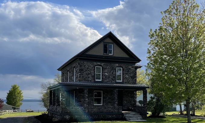 Cleveland Cabaña | Lakefront Getaway at the Cozy Stone House