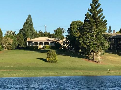 Yungaburra Villa | Lakefront holiday villa
