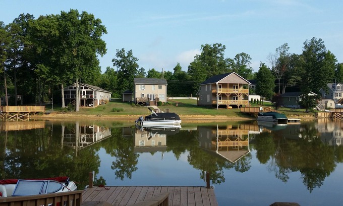 Southmont Casa | Casa frente al lago con lote de gran nivel, muelle, plano de planta abierto ¡RESERVA TEMPORADA ALTA AHORA!