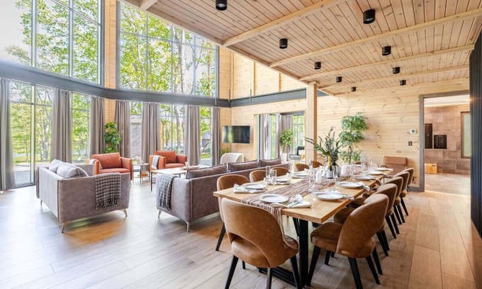 Scotrun Cabina | Lakefront Mansion / Private Lake, Hot tub, Fishing, near Camelback Resort