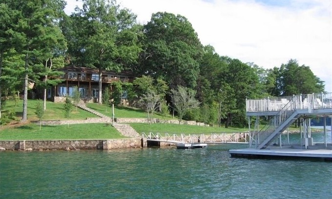 Cedar Cliff Casa | Alquiler frente al lago en el lago Chatuge en aguas profundas
