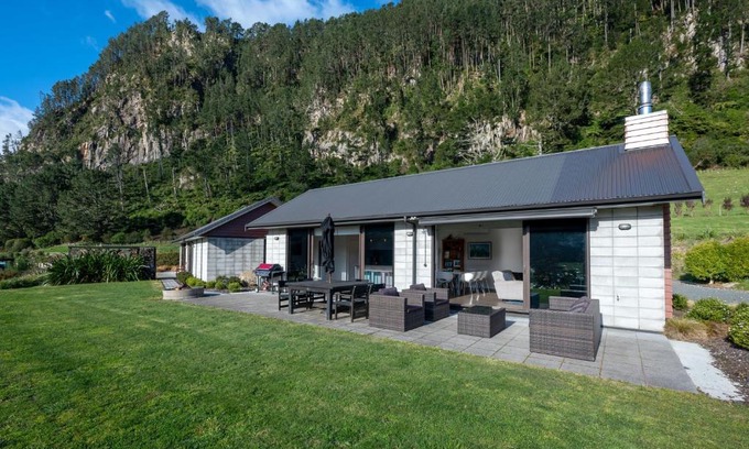 North Island Casa | Lakehouse Retreat - Whakamaru Holiday Home