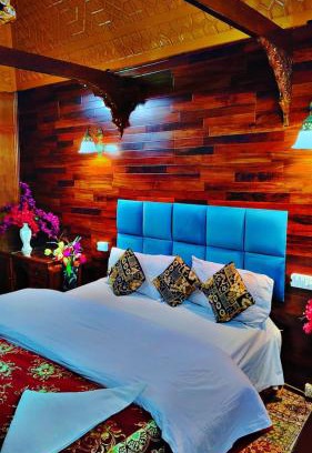 Dal Lake Hotel | Lakes Crown Group Of Houseboats