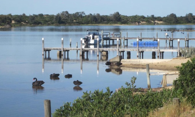 Lakes Entrance Hotel | Lakes Entrance Waterfront Cottages with King Beds