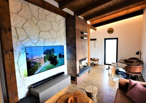 Moravany nad Vahom Chalet De Esquí | Lakeside Cottage with Sauna and Pool