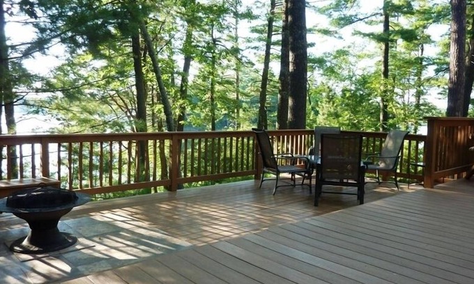 Hazelhurst Cabaña | Lakeside cabaña en el bosque de pino con enorme terraza y vistas de los atardeceres