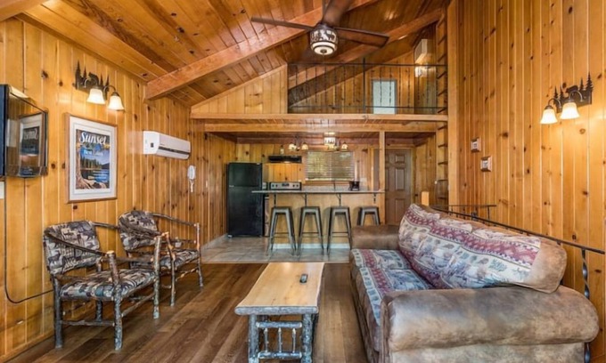 Bass Lake Hotel | Lakeside Haven | Ideal for Group Outdoor Adventure Enthusiast & Lake Activities