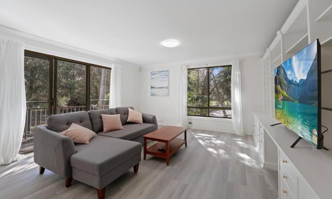 Long Jetty Villa | Lakeside Holiday 4 Bedrooms House Long Jetty