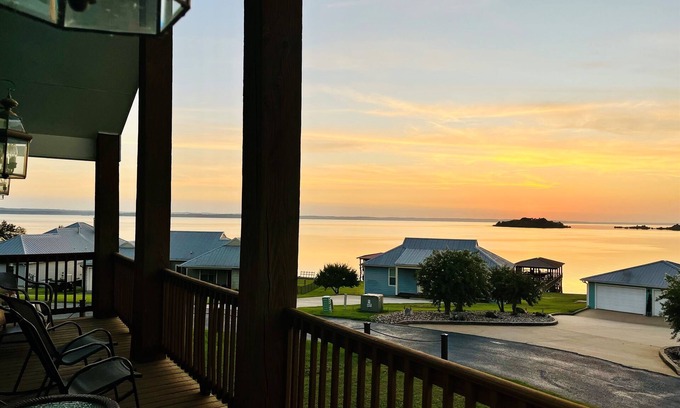 Zwolle Casa | Lakeside Living Paradise: Relaxing waterfront retreat