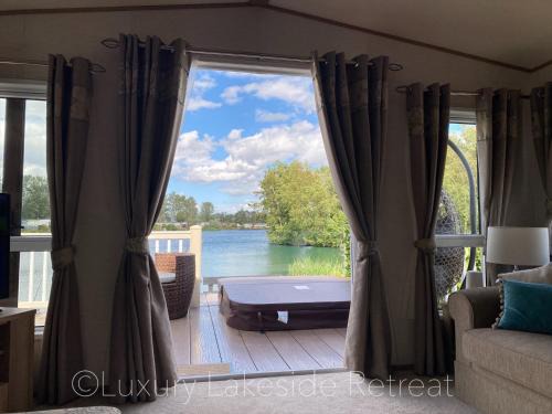 Tattershall Complejo | Lakeside Retreat With Hot Tub & Fishing Peg at Tattershall Lakes Country Park