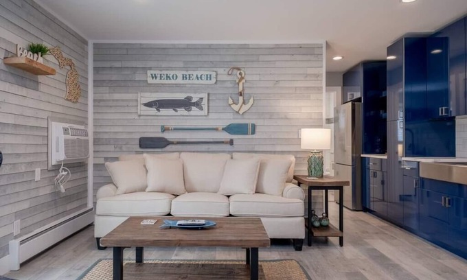 Bridgman Condominio | Lakeside Serenity: One-Bedroom Villa