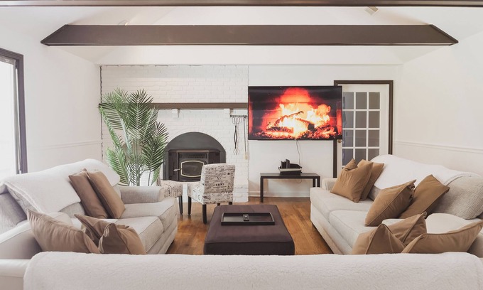 Bridgewater Casa | Lakeside/Sleeps20/HotTub/GameRoom/2Acres/Firepit