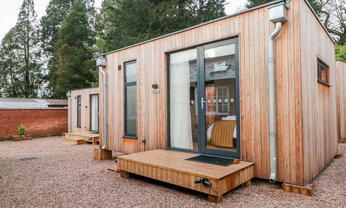 Macclesfield Cabaña | Lakeside Village & amp; El cobertizo para macetas, MACCLESFIELD