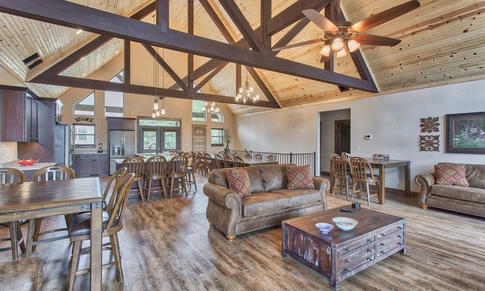 Indian Point Cabina | Branson Home w/Pool Access, Lake Views & Boat Slip