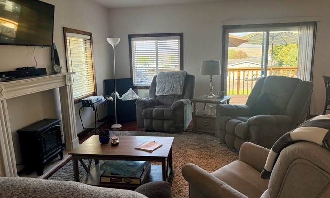 Davenport Casa | Lakeview Getaway, very close to Marina, Boating, Fishing & Wildlife Paradise!