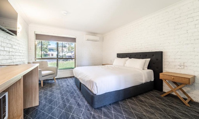 Oak Flats Hotel | Lakeview Hotel Motel