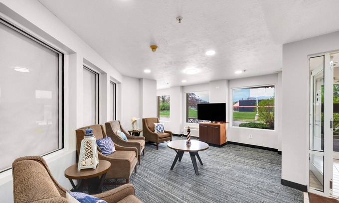 Dowagiac Hotel | LakeWood Inn & Suites