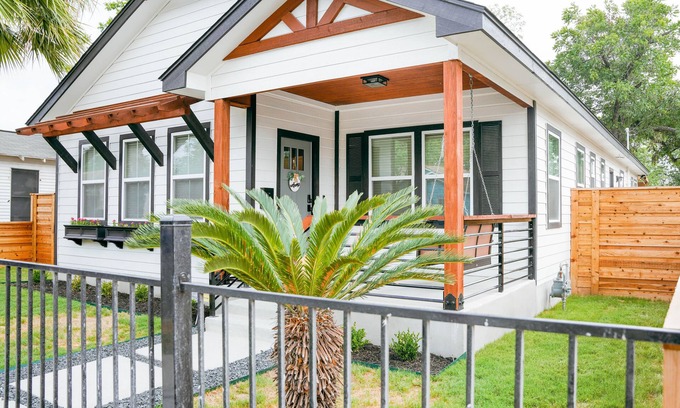 Eastside Promise Neighborhood Villa | Lamar Villa-3 bed 2.5 bath with outdoor kitchen