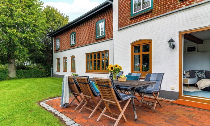 Steinberg Casa | Landhaus Hohe Luft: cerca del mar Báltico, terraza con muebles de salón, baño con ducha a ras de suelo, vista al verde