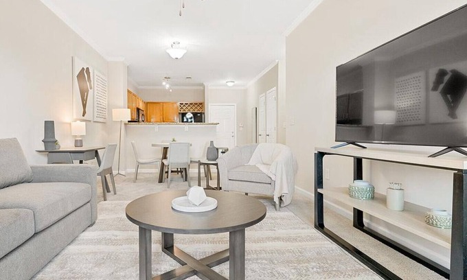 Greensboro Apartamento | Landing at Hawthorne at Horse Pen Creek - 2 Bedrooms in Downtown Greensboro