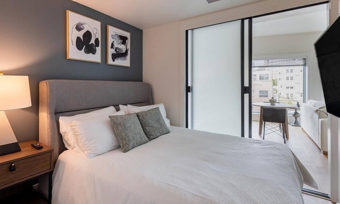 Fillmore District Apartamento | Landing at Konrad on the Park - 1 Bedroom in Cathedral Hill