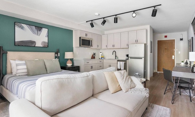 Northeast Raleigh Apartamento | Landing | Beautiful Studio, Gym, Pool