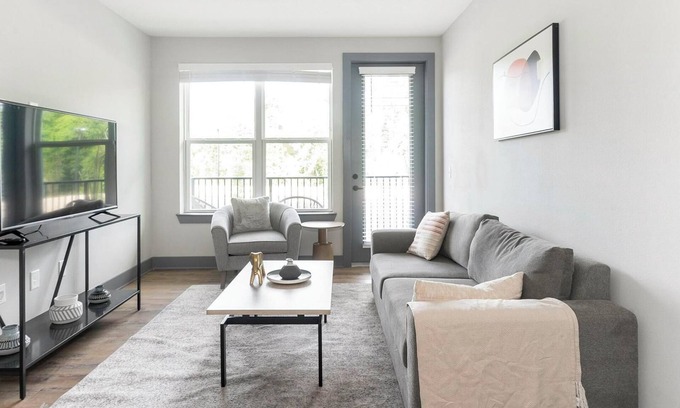 Northside Apartamento | Landing | Chic 1BD, Gym, Pool