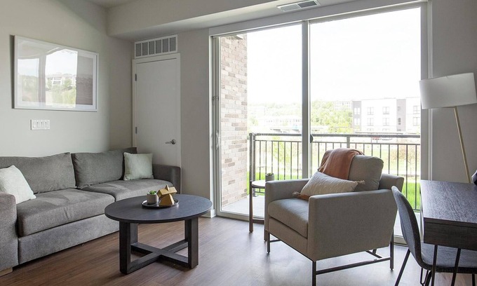 North Kansas City Apartamento | Landing | Modern 2BD, Yoga Studio, Courtyard